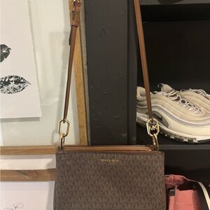 MICHAEL Michael Kors Brown Crossbody Bag with Textured Material and Medium Size